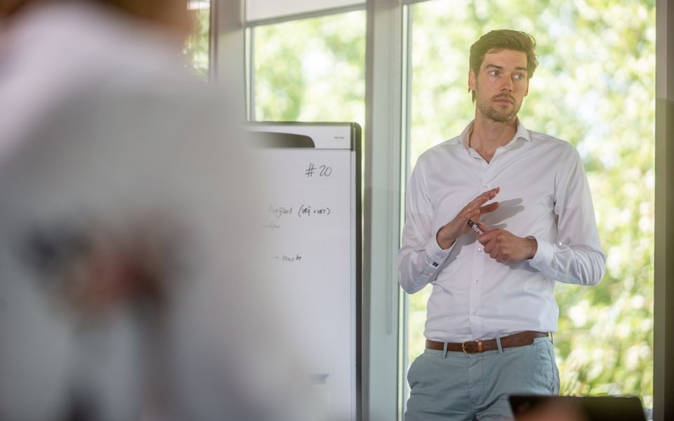 Informatiemanager presenteert het incidentbeeld aan het ROT