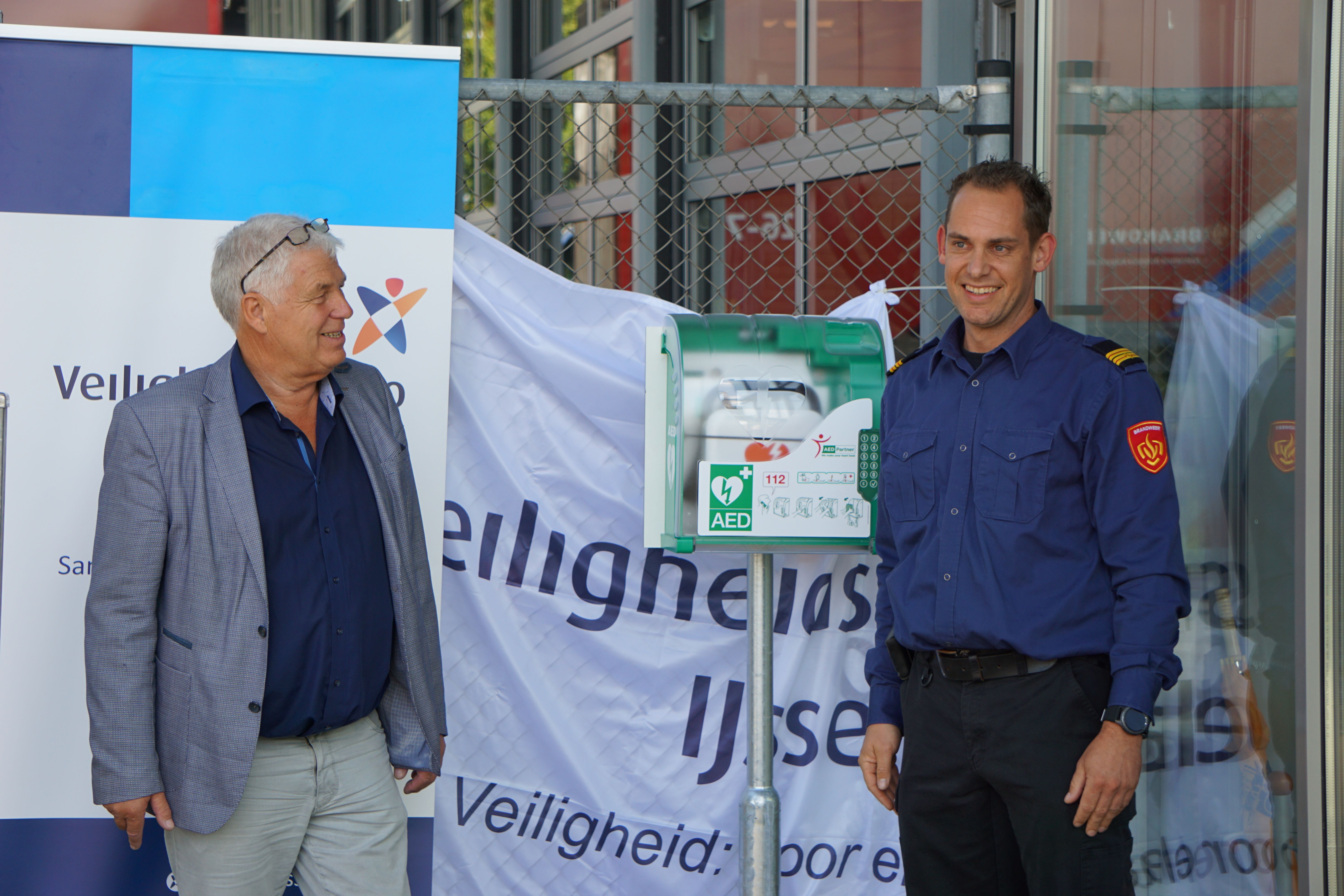 onthulling AED aan gevel kazerne
