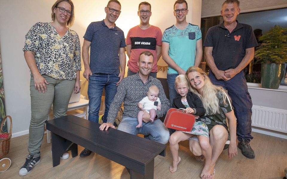 groepsfoto van brandweervrijwilligers op kraamvisite