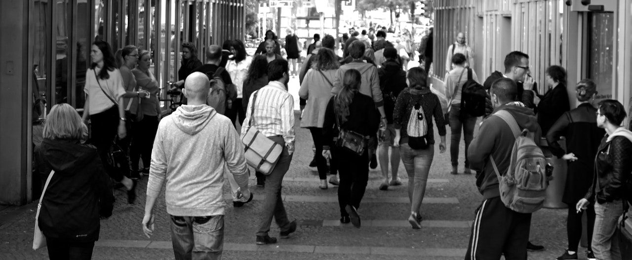 veel mensen in winkelstraat