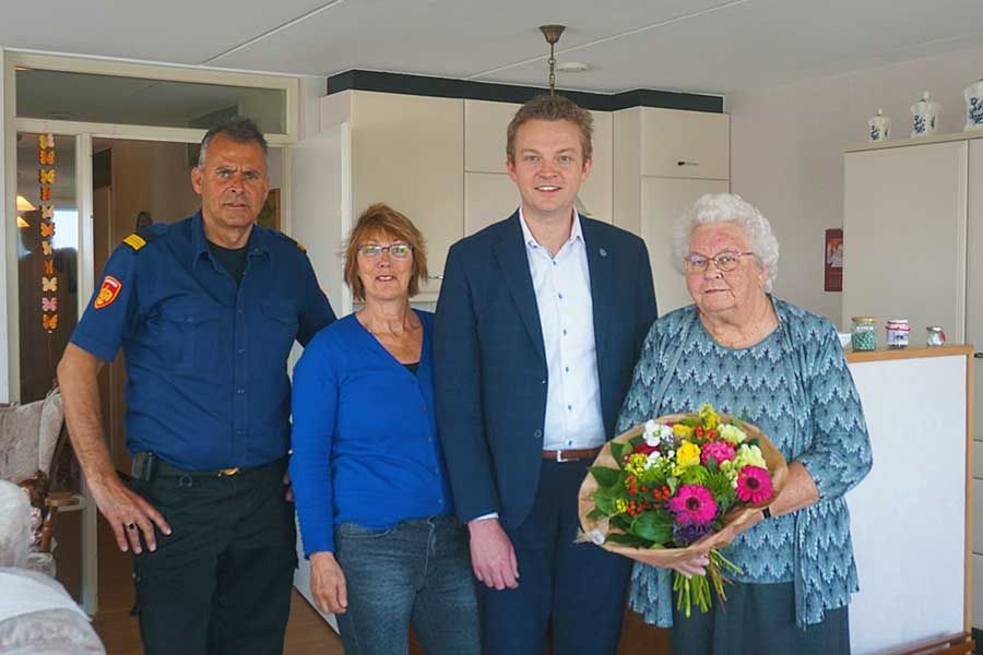 oudere mevrouw krijgt bezoek brandweer