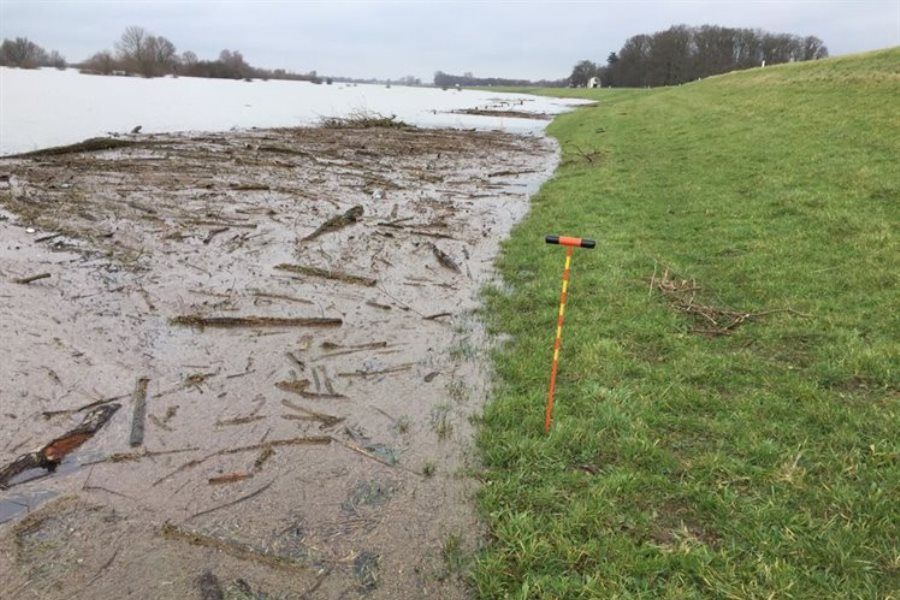 dijk ijssel met meetstok