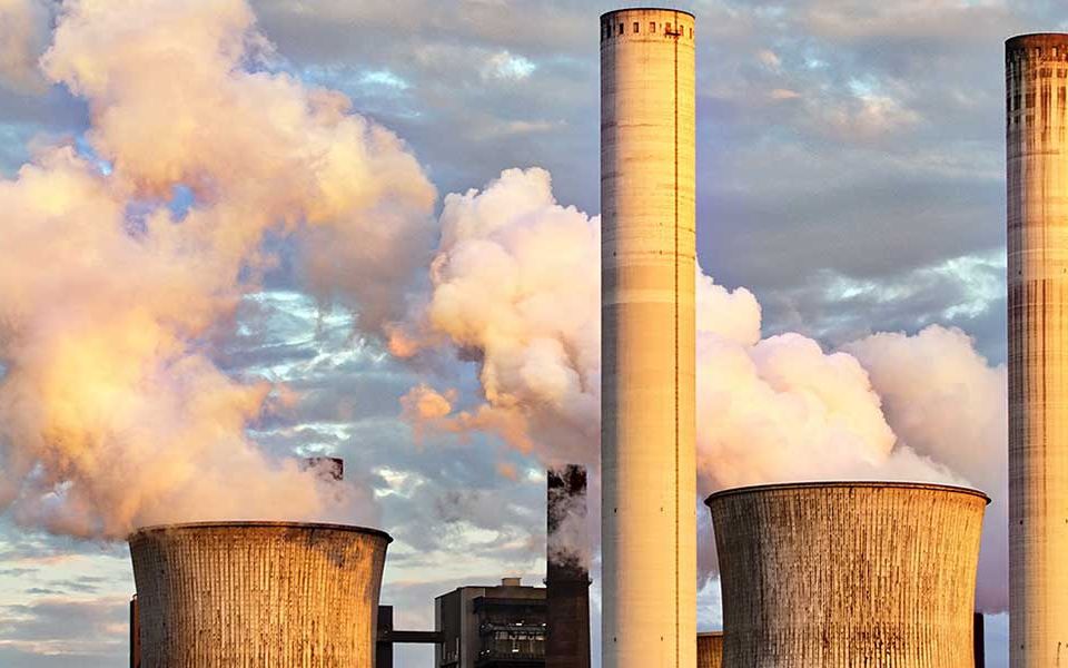 rokende schoorstenen van fabriek