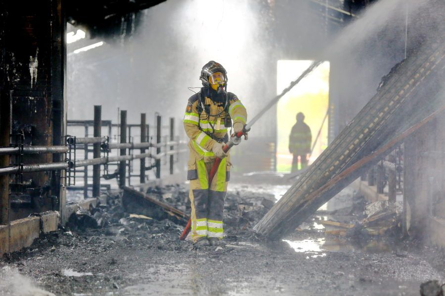 brandweerman blust na in afgebrand pand