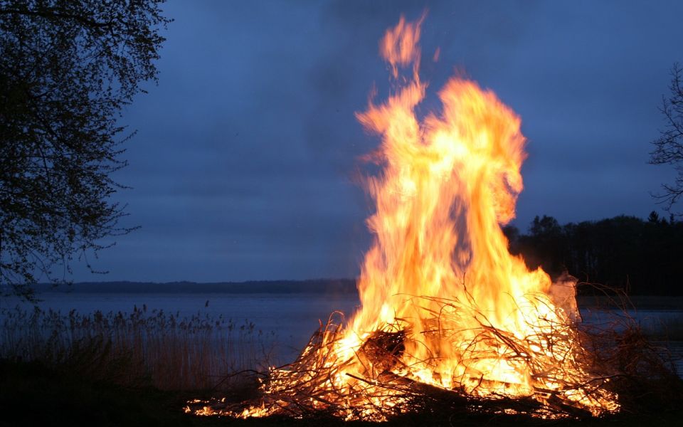 aangestoken vuur buiten met takken