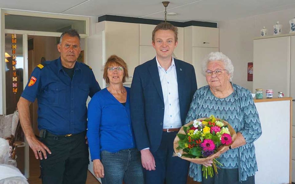 oudere mevrouw krijgt bezoek brandweer