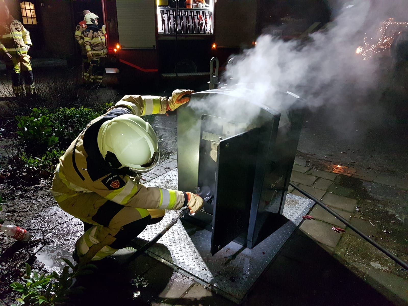 brandweerman blust ondergrondse container