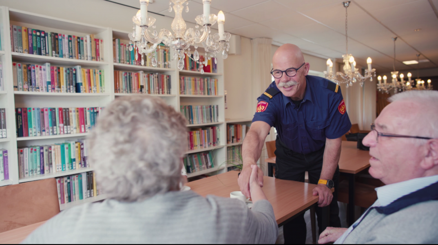 brandweerman geeft vrouw hand