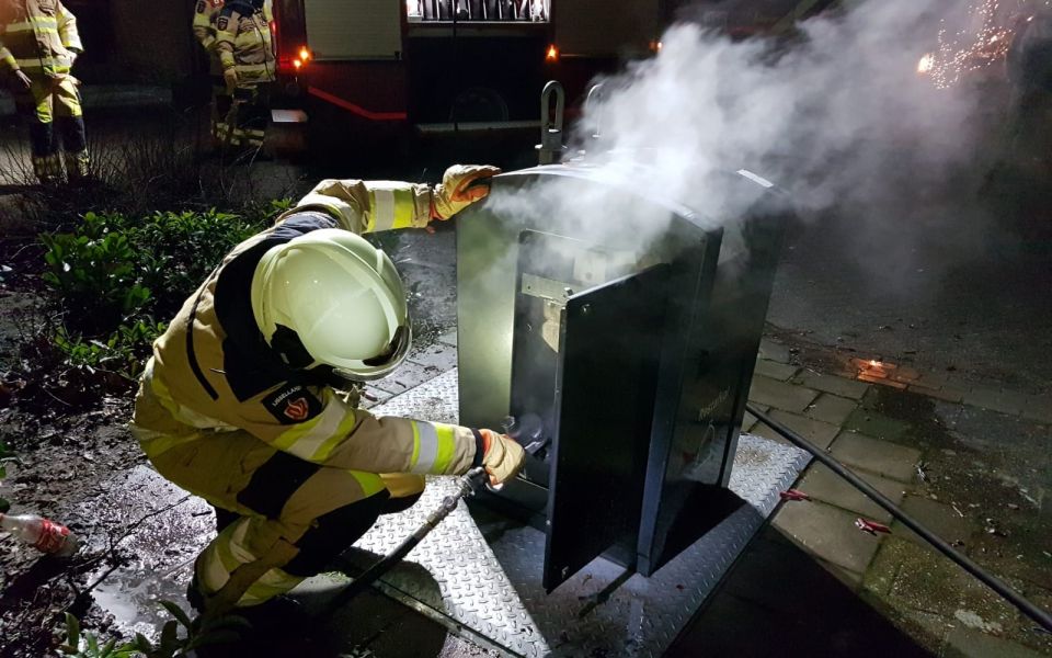 brandweerman blust ondergrondse container