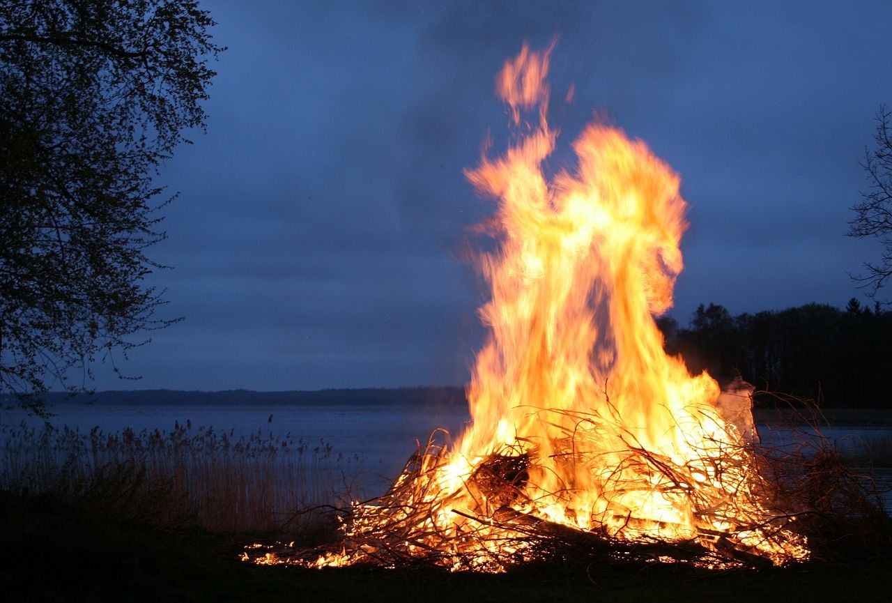 aangestoken vuur buiten met takken