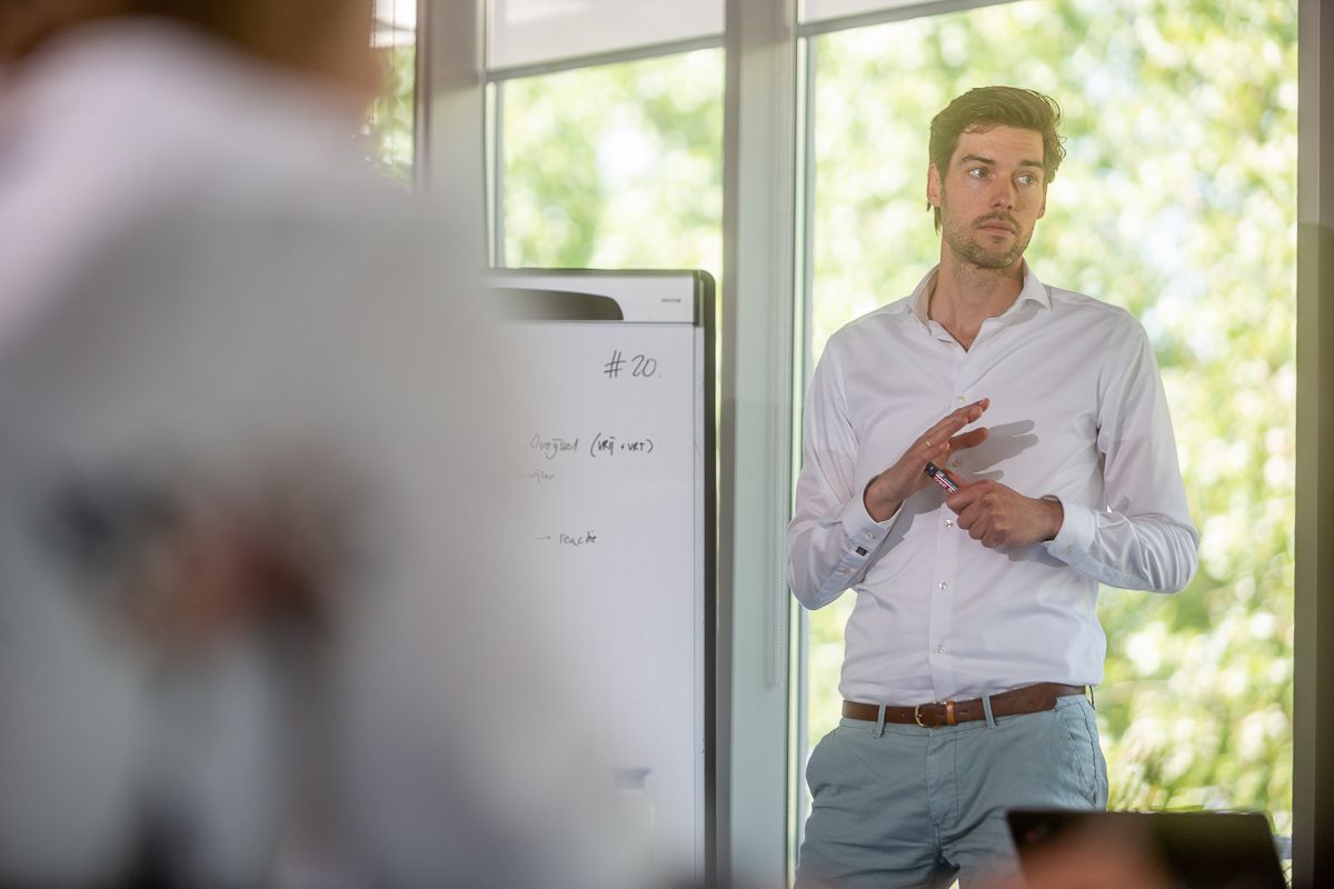 Informatiemanager presenteert het incidentbeeld aan het ROT