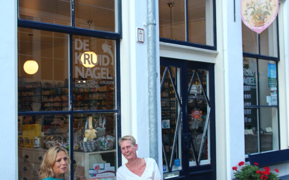 2 vrouwen aan het kletsen op een bankje