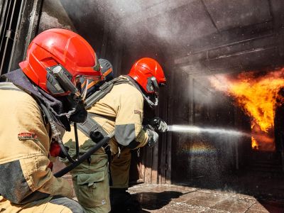 Brandweeroefening blussen