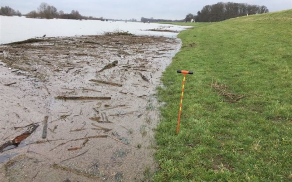 dijk ijssel met meetstok