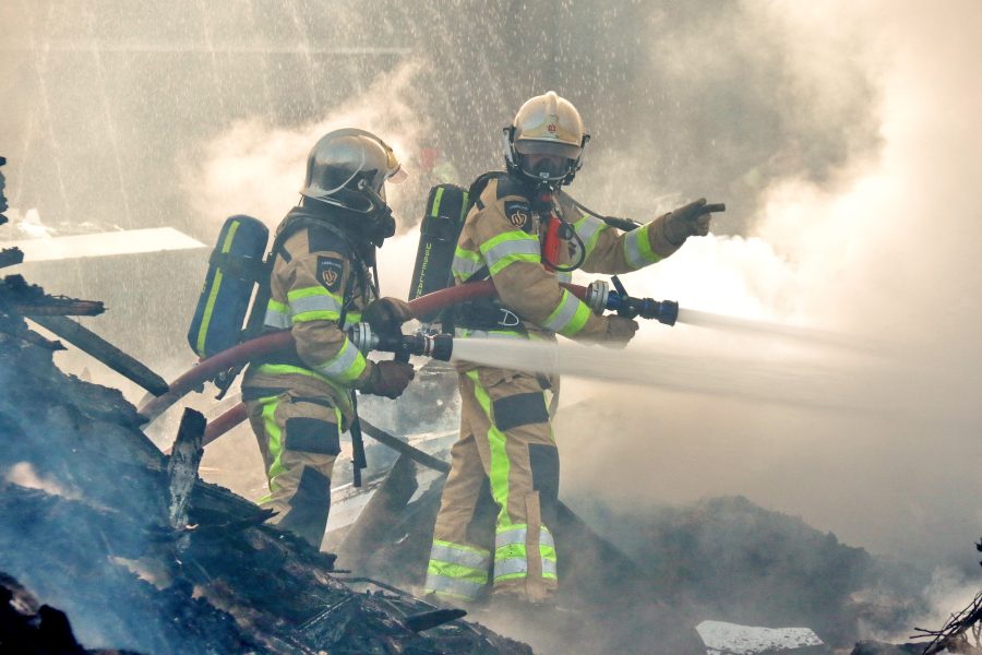 brandweermannen aan het blussen